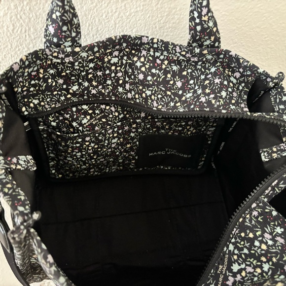 MARC JACOBS The Floral Canvas Medium Tote - Picture 4 of 7